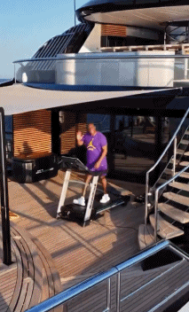 豪无人性！魔术师在豪华游轮上度假，给JR·史密斯馋哭了