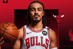 公牛官推晒照欢迎特雷-琼斯回归:我们和特雷-琼斯续约了