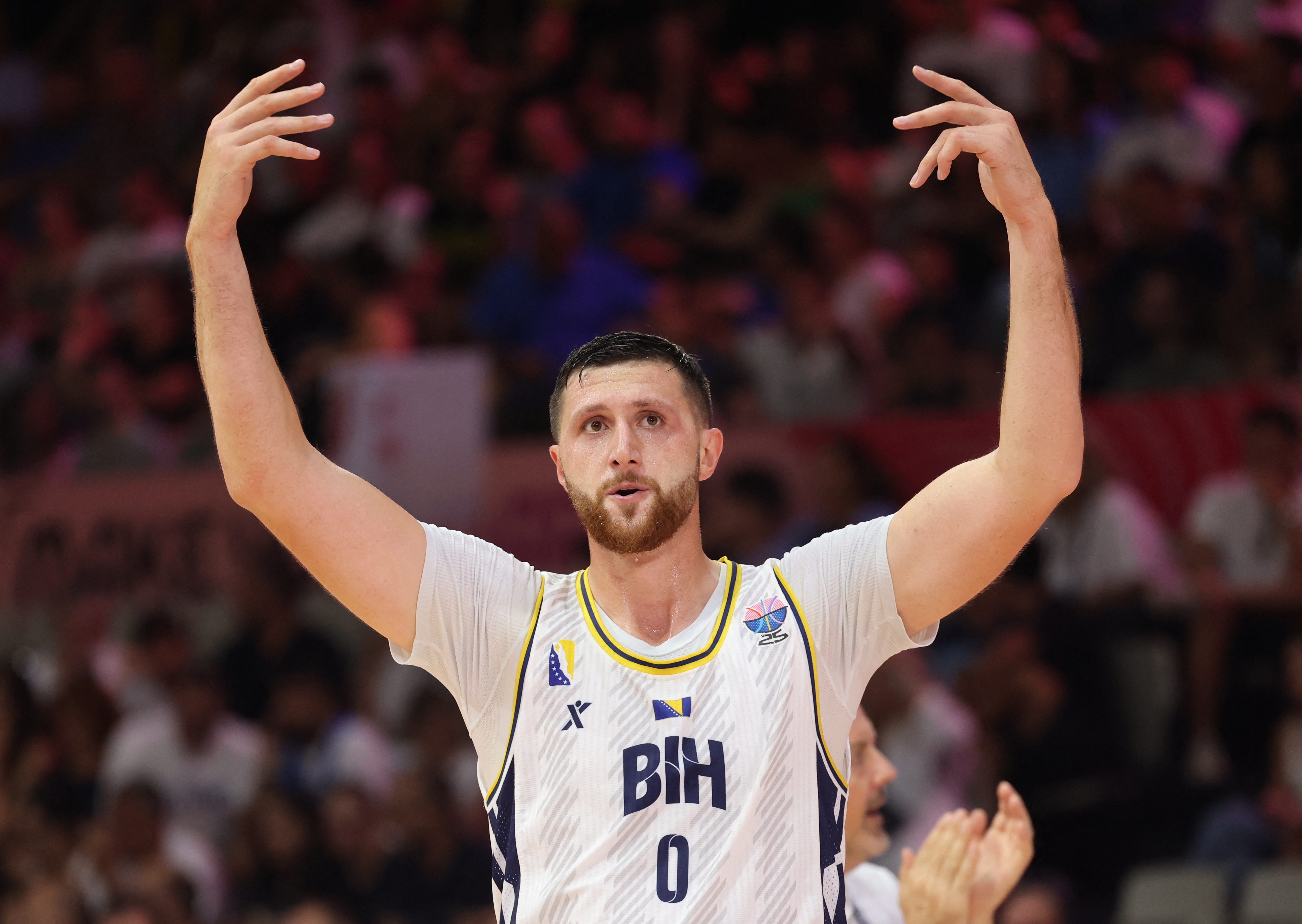 开云体育下载官网-努尔基奇半场12分钟贡献9分5篮板2助攻，仍需持续发力