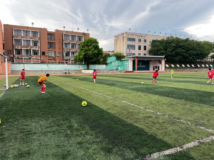 2025年海南省中学生足球盛宴即将启幕,琼中女足联赛备战正酣