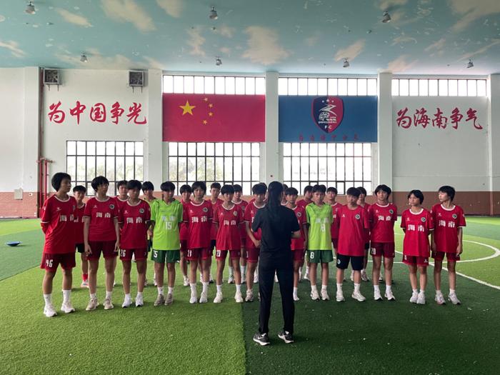 2025年海南省中学生足球盛宴即将启幕,琼中女足联赛备战正酣