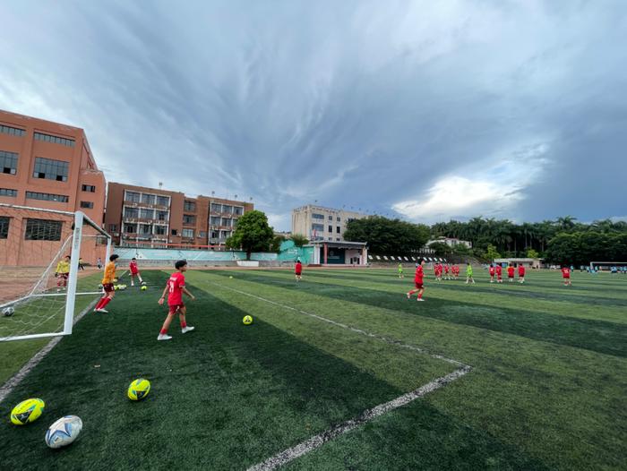 2025年海南省中学生足球盛宴即将启幕,琼中女足联赛备战正酣