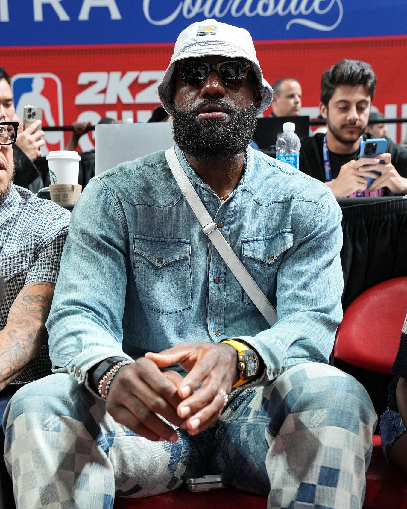 开云体育下载入口-老詹不离开湖人?队记详解:商业因素&无更好选择&声明反响有限