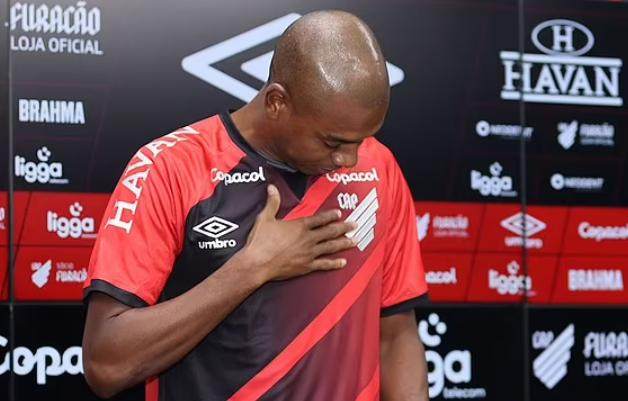 开云体育下载官网-37岁费鸟归巢回巴西 曼城告别传奇将迎后腰更新