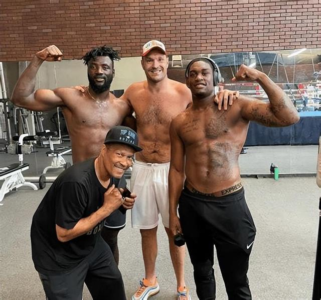 开云体育下载官网-年龄磨平锋芒，自信悄然褪色：富里的复出试水，藏着拳王的退路|泰森·富里|拳坛|奥列克桑德尔·乌西克|泰森|马隆_新浪体育_新浪新闻