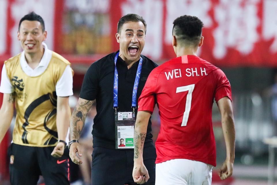 开云体育下载官网-泪目！恒大4国脚与卡纳瓦罗重逢+开心合影，韦世豪搂着恩师笑开花