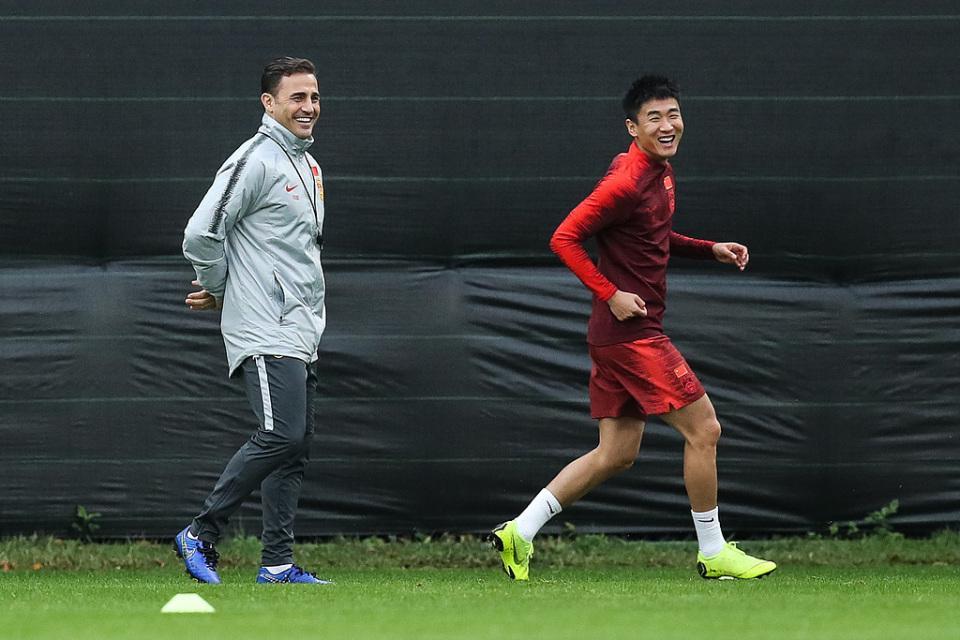 开云体育下载官网-泪目！恒大4国脚与卡纳瓦罗重逢+开心合影，韦世豪搂着恩师笑开花