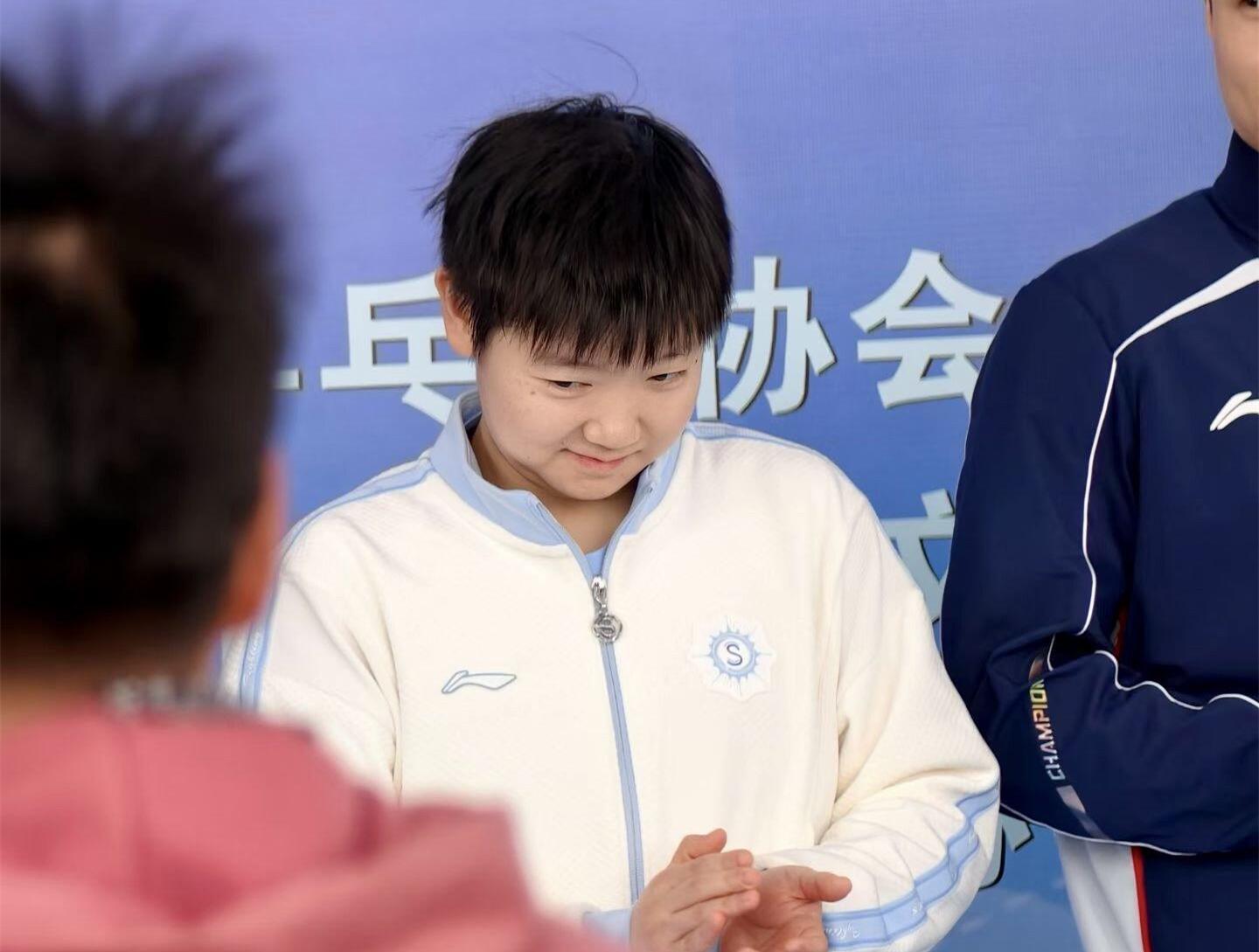 开云体育下载官网-国乒亮相剑指亚洲杯！孙颖莎欢乐笑弯腰，王曼昱合影一脸严肃