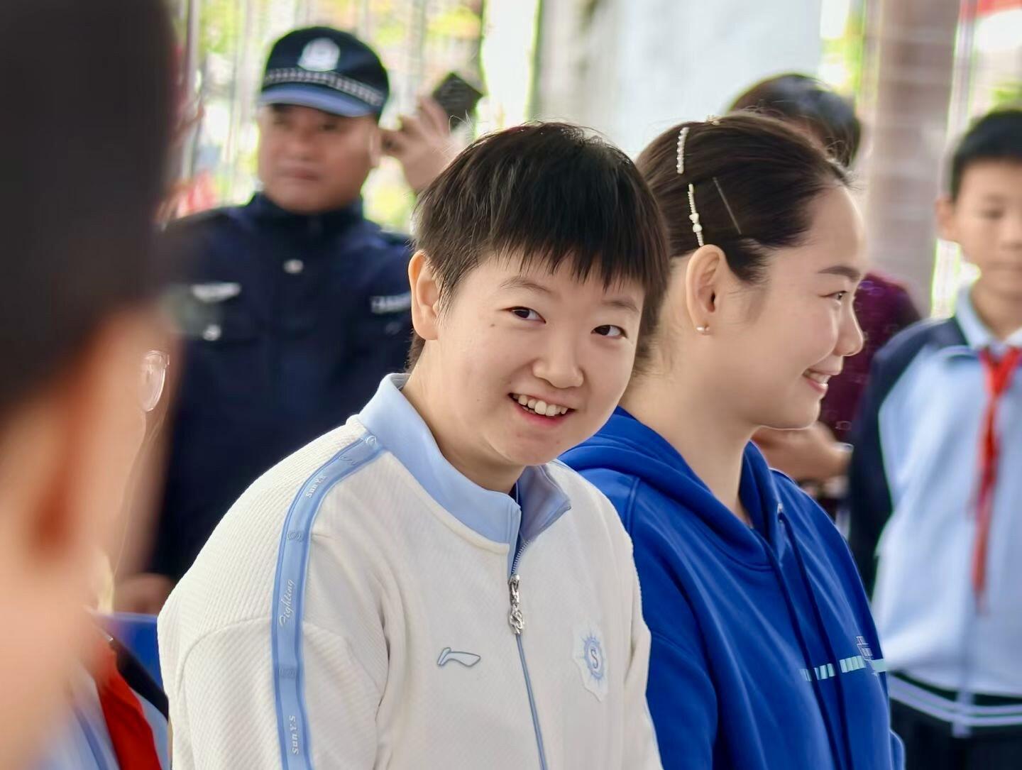 开云体育下载官网-国乒亮相剑指亚洲杯！孙颖莎欢乐笑弯腰，王曼昱合影一脸严肃