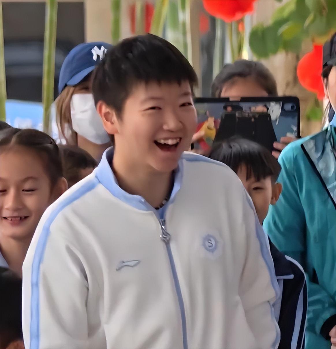 开云体育下载官网-国乒亮相剑指亚洲杯！孙颖莎欢乐笑弯腰，王曼昱合影一脸严肃