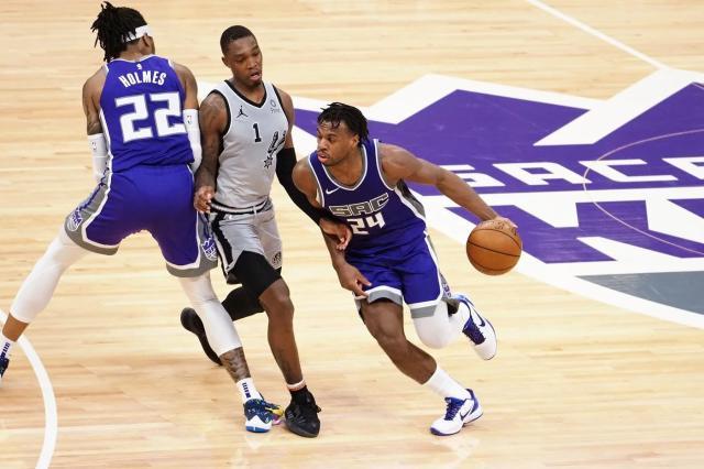 开云体育下载网址-马刺结束五连败坐稳第10 德罗赞：尽全力，别后悔！