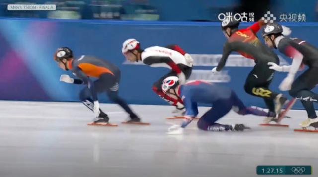 开云体育下载官网-被英国人犯规撞倒，孙龙刘少昂无缘短道1500米奖牌